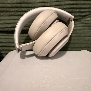 🎶 NEW Beats Studio Pro Over-Ear Wireless Headphones Noise-Isolation - Sandstone